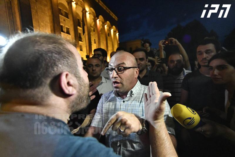 რუსთაველზე მიმდინარე აქციაზე სიტუაცია დაიძაბა